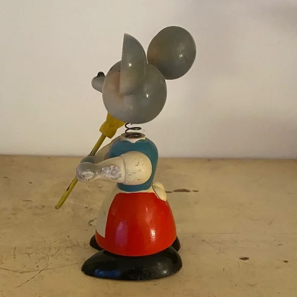 Vintage mouse holding a broom - Picture 2 of 8